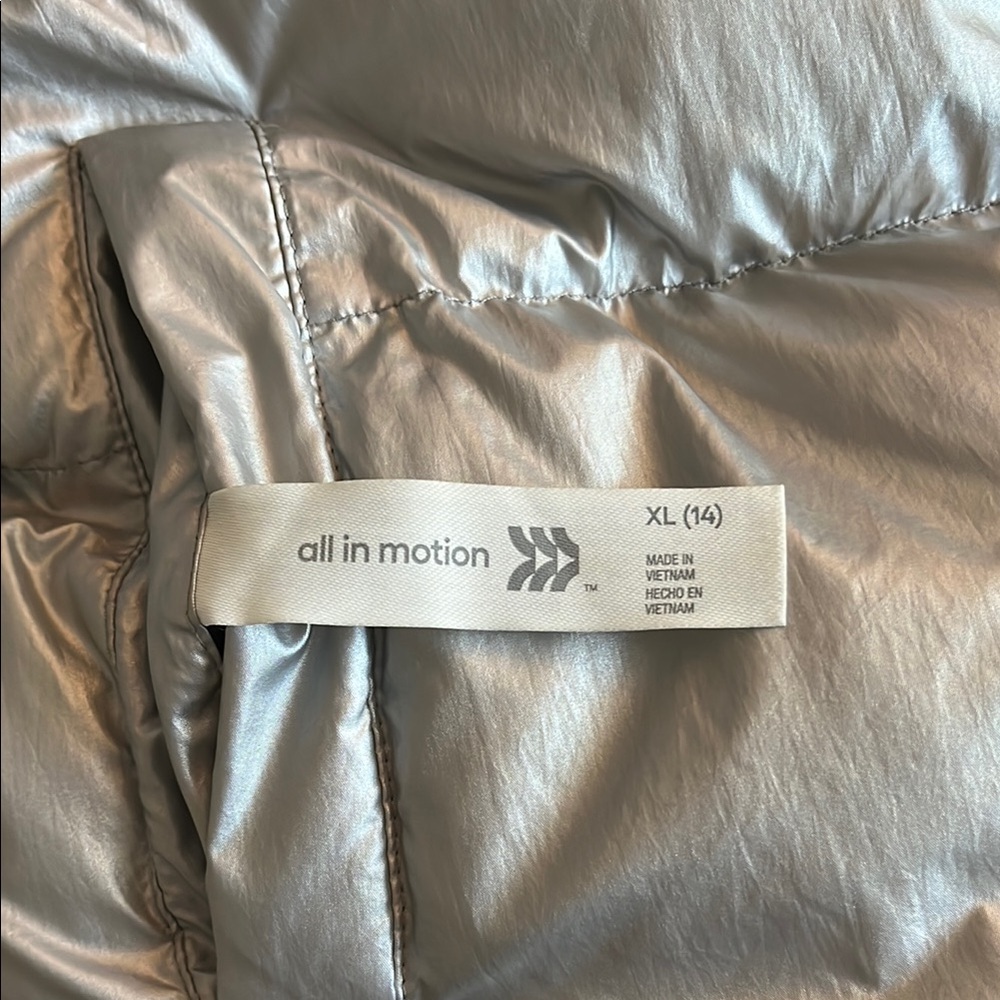 Silver Puffer Vest girls size xl(14) - Picture 5 of 6